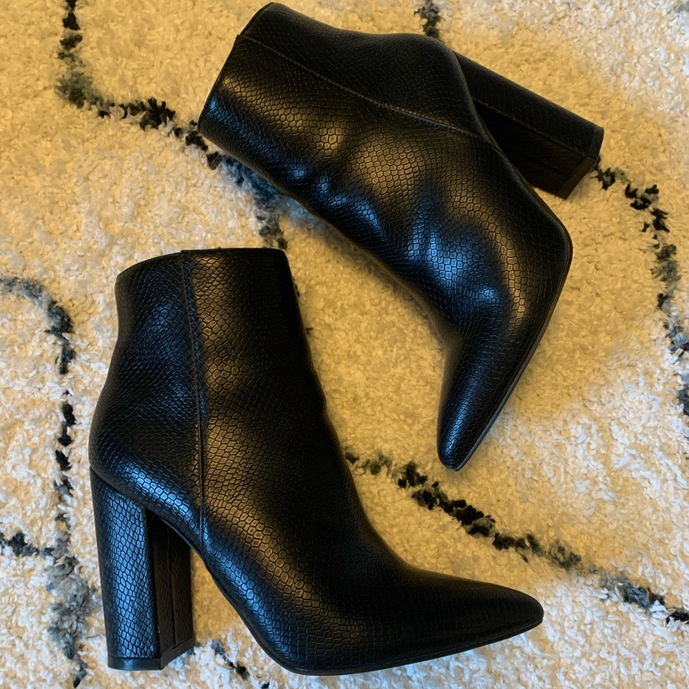JustFab Rosamund Boot in Black Snakeskin - Sz 8